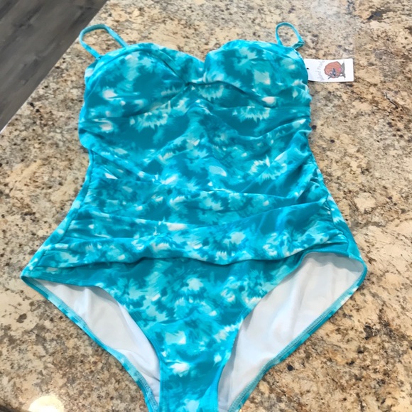 island Pearls Other - 🏖Bathing Suit new with tummy control